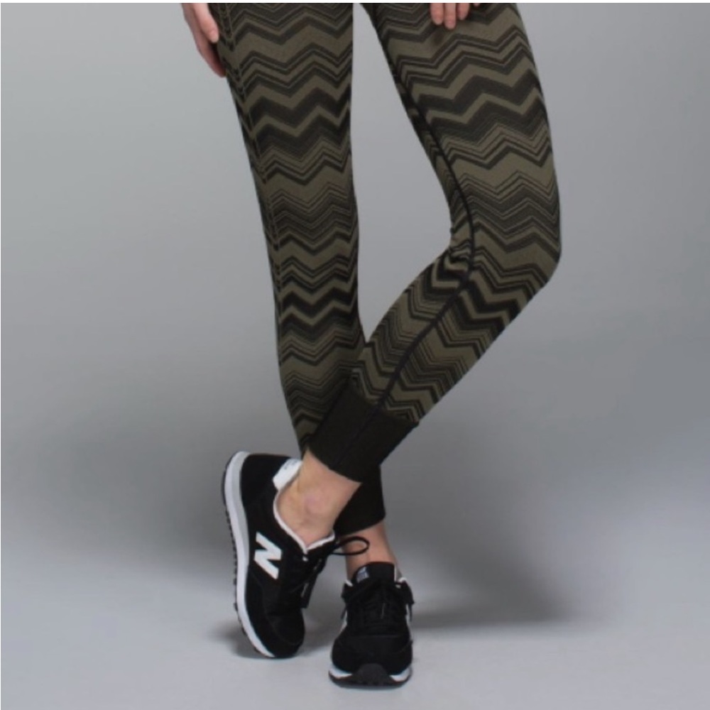 Lululemon Size‎ 6 Green Chevron Ebb to Street Cropped Leggings Athletic